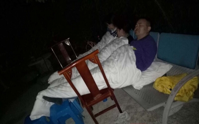 咸宁65名旅客安全撤离九寨沟