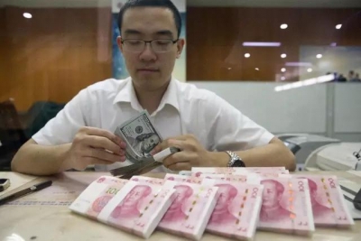 人民币对美元升破6.5 去年年底换的美元现在亏多少？