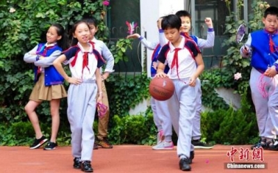 小学放学早家长遇尴尬：“三点半难题”怎么破？