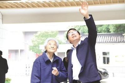 99岁退休教师30万元捐希望工程 曾因贫困辍学