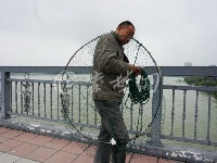 丹江口大坝泄洪 市民争相捕鱼