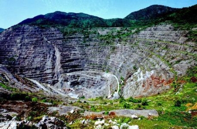 湖北黄石城市转型刮骨疗毒：采矿天坑变4A景区