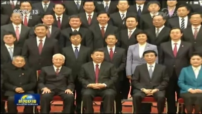 新闻联播罕见画面！习近平亲自扶他入座！