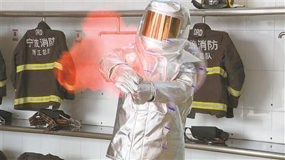 “网红气球”爆炸致多人被灼伤 能瞬间烫穿帽子