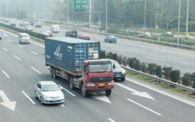 元旦假期首日湖北省高速车流量较大 刮擦碰事故增多