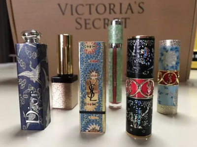 迪奥30美宝莲10块 90后帅哥路边给口红贴膜走红