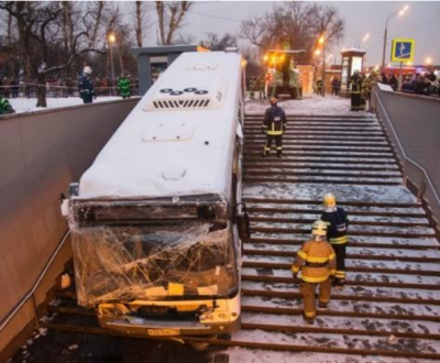 俄警方:莫斯科公交车冲入地下通道事故或因车辆故障