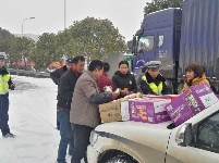 沙洋民警为滞留司机雪中送饭