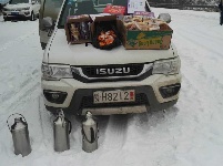 沙洋民警为滞留司机雪中送饭