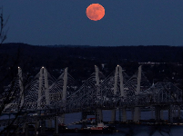 世界多地城市被“超级月亮”点亮