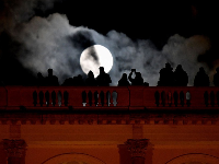 世界多地城市被“超级月亮”点亮