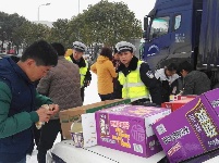 沙洋民警为滞留司机雪中送饭