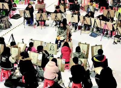 湖北美术学院今年校考考题出新意  真人写生 让人欢喜让人愁