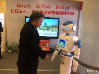 长江云机器人记者亮相湖北两会 政协委员争相与其合影互动