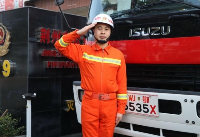 V视 | 荆州消防小哥因公外出 顺道灭了个火