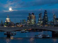 世界多地城市被“超级月亮”点亮