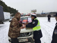 沙洋民警为滞留司机雪中送饭