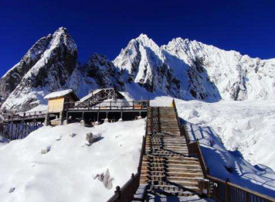 诱导游客玩假玉龙雪山 丽江一网约车司机欺客被罚5000元