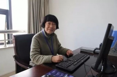 致敬！82岁中国老人获世界大奖，一开口征服全场……