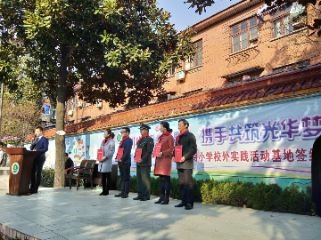 今天(12日),武汉市江岸区光华路小学与校周边书店,大学等四家企业