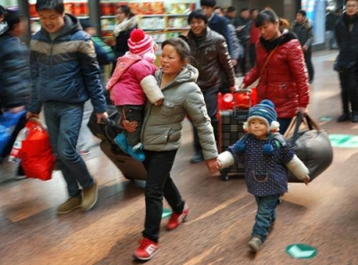 8岁儿子给警察老爸发红包:用压岁钱