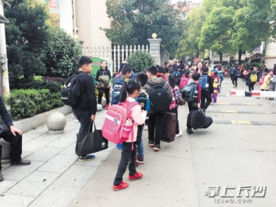 走亲戚拜年都带着作业 学生减负路在何方？