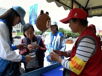 志愿者上岗服务上合青岛峰会