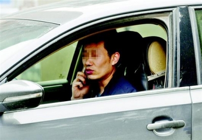 “低头族”现象普遍 交警：低头开车危害堪比酒驾醉驾