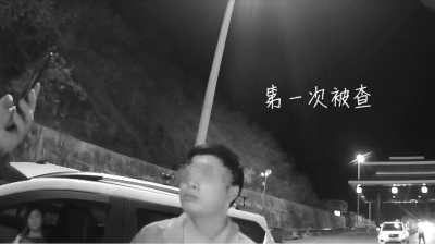 小伙无证驾驶上月才被抓，侥幸上路又被查