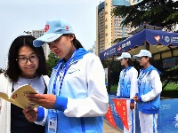 志愿者上岗服务上合青岛峰会