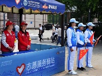 志愿者上岗服务上合青岛峰会