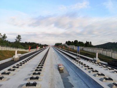 “湖北最美高铁”无砟轨道首件工程通过验收 即将进入轨道铺设高峰