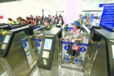 武汉边检增设自助通关通道 中国公民“半小时内通关”