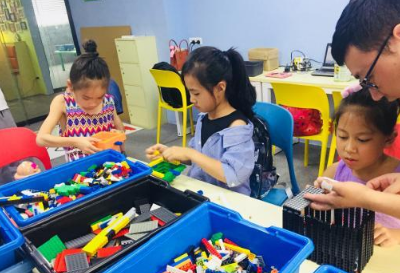 中国学生族催热“暑假经济” 家长直呼变“烧钱季”