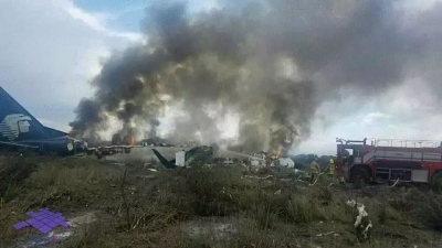 突发！墨西哥一客机坠毁 85人受伤 飞机起火