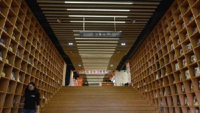 玩直播、卖文创、当网红......实体书店的春天来了吗？