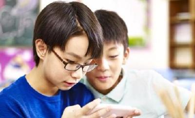 我国未成年人触网呈低龄化 超六成小学生有手机