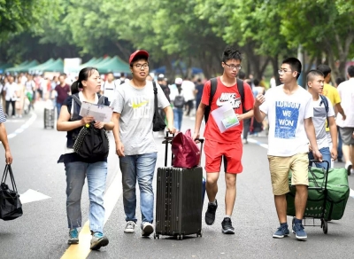  行李快递到校、独自报到 