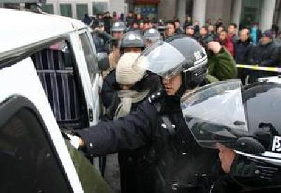 国庆来临铁警严打票贩子旅客出行勿大意