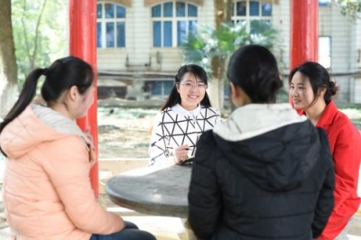 高校里最尴尬的“老师”：新招十位辅导员一年后剩三