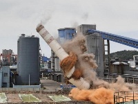 长江护绿“第一爆” 沿江热电厂被拆除