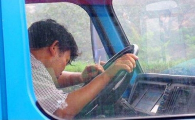 荆州男子夜晚驾车撞上小货车，交警提醒：切勿疲劳驾驶