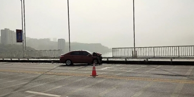 公交车坠江瞬间曝光：突然左拐冲破护栏掉入长江