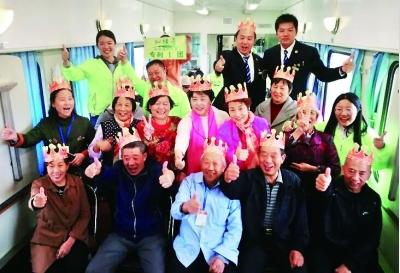 15名旅客和新中国同一天生日 旅游专列上办车厢生日会