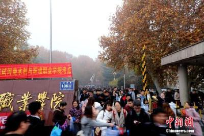 新公务员法亮点解读：划出行为底线拓宽晋升渠道
