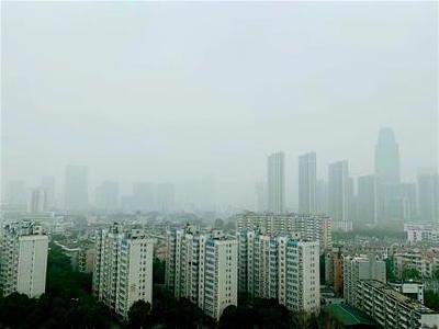 湖北省大范围陷入霾伏圈 武汉多举措应对污染天气