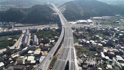 全国首条山区改扩建高速通车 系在汉央企参建