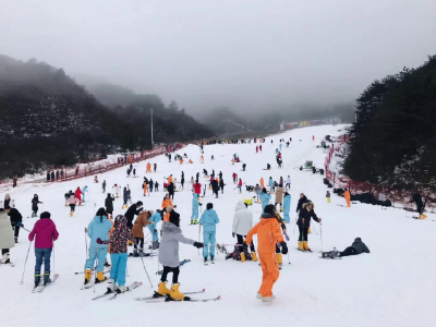 长江云——严寒天难挡民众宠“雪”  湖北游客周末挤爆滑雪场