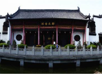 春节期间武汉归元寺周边多路段交通管制 交警建议尽量乘公共交通前往