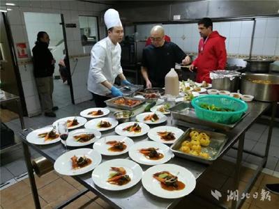 南极大年三十吃啥?湖北一高校师生为南极科考队做年夜饭